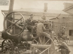 Фотография. Ремонт техники в Ставропольской психиатрической колонии. 1930-е гг. Из фотоальбома главного врача А.Я. Доршта 1939 г.